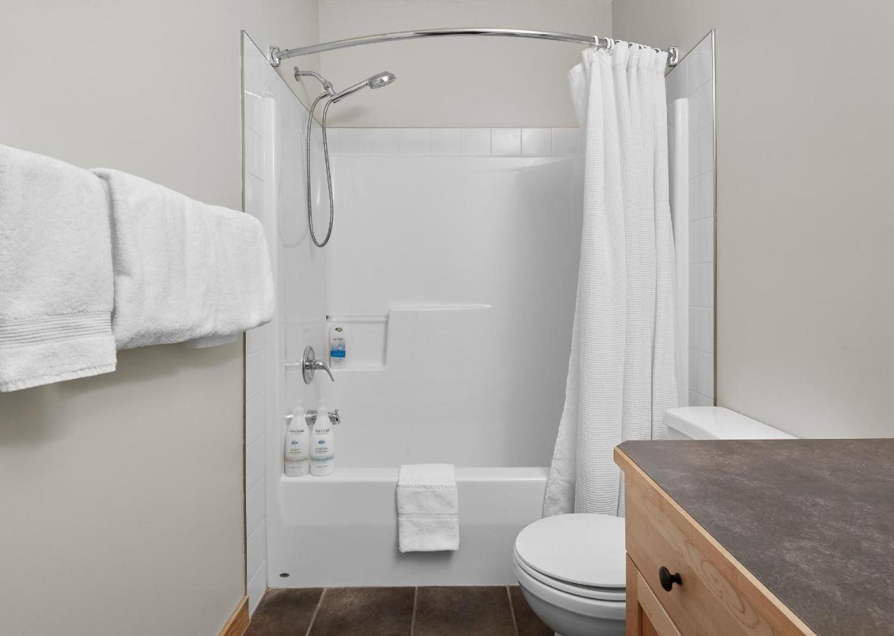 Newly Renovated Grizzly Lodge, Spacious 3Br 2Ba With Open Pool, Hot Tub Canmore Exterior foto
